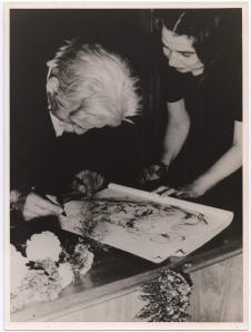 Albert Schweitzer signiert sein Porträt der Künstlerin Irmgard Irminghaus Wolf