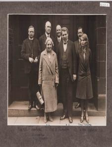 Reverend L.C.F. Tomkins, Aldermann J. G. Graves, Pfarrer E. Hamson, Wilson Talbot, Albert & Helene Schweitzer, Fräulein Hollins in Sheffield