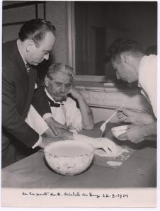 Albert Schweitzer bei der Abformung seiner Hände durch Michel de Bry in Paris