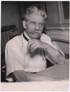 Albert Schweitzer bei der Abformung seiner Hände durch Michel de Bry in Paris