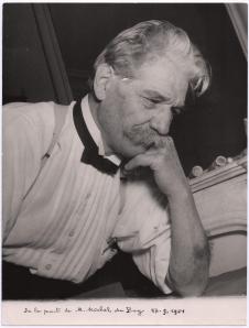 Albert Schweitzer bei der Abformung seiner Hände durch Michel de Bry in Paris