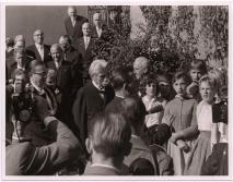 Albert Schweitzer bei der Ernennung zum Ehrenbürger - im Garten des Goethehauses Frankfurt