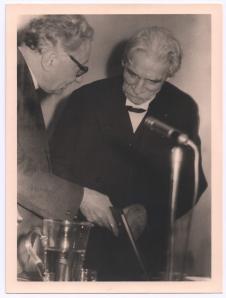 Walter De Keyser und Albert Schweitzer bei der Verleihung des Lemaire-Preises in Brüssel (1959)