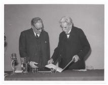 Julien Papart und Albert Schweitzer in Brüssel - zur Verleihung des Preises der Joseph-Lemaire-Stiftung (1959)