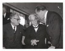 Julien Papart, Mathilde Kottmann, Albert Schweitzer und Henri Lemaire in Brüssel - zur Verleihung des Preises der Joseph-Lemaire-Stiftung (1959)
