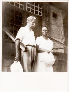 Albert Schweitzer & Emma Hausknecht vor dem Speisesaal