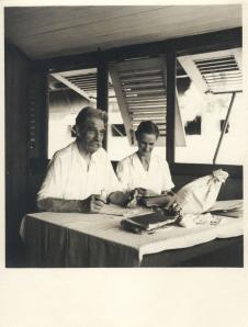 Albert Schweitzer & Mathilde Kottmann beim Erledigen der Post