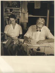 Albert Schweitzer & Mathilde Kottmann beim Erledigen der Post