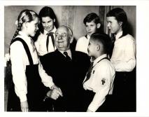 Wilhelm Pieck mit Jungen Pionieren