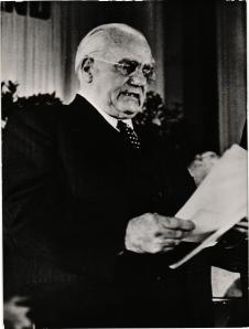 Wilhelm Pieck mit Schriftstück