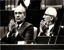 Erich Honecker und Michail Gorbatschow auf einem Parteitag