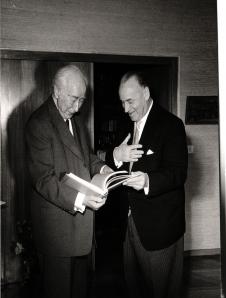 Theodor Heuss und Oberbürgermeister von Trier Dr. Raskin